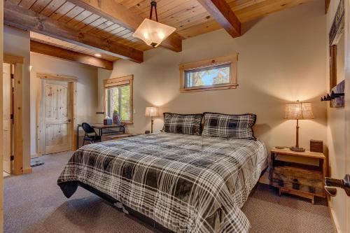 Llit o llits en una habitació de Edelweiss Retreat- Close to Lake and Ski Resorts- Pet Friendly- Hot Tub