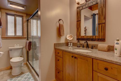 Ванна кімната в Edelweiss Retreat- Close to Lake and Ski Resorts- Pet Friendly- Hot Tub