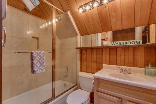 y baño con aseo, ducha y lavamanos. en Cozy Wood Cabin- Updated- Hot Tub- Fireplace- Backs to Forest, en Carnelian Bay