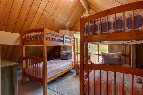Habitación con 2 literas en una cabaña en Cozy Wood Cabin- Updated- Hot Tub- Fireplace- Backs to Forest, en Carnelian Bay