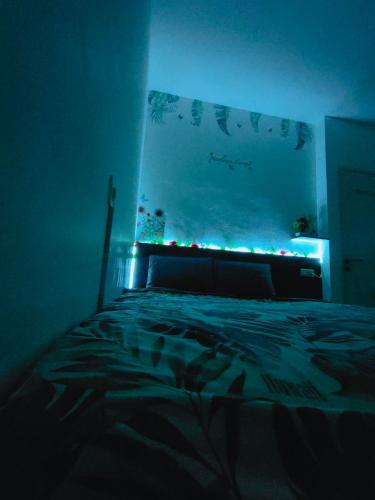 Una cama o camas en una habitación de RDTROOM At Aeropolis