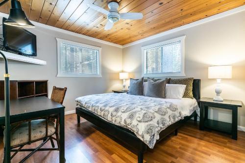 um quarto com uma cama e uma ventoinha de tecto em Hidden Willow at Tahoe Park - Cozy 2 BR Cabin, Walk to Dining, Near Skiing em Tahoe City