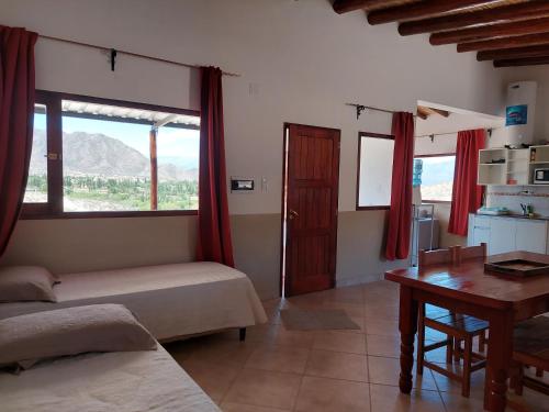 um quarto com uma cama, uma secretária e uma janela em Puertas del Cielo II em Cachí