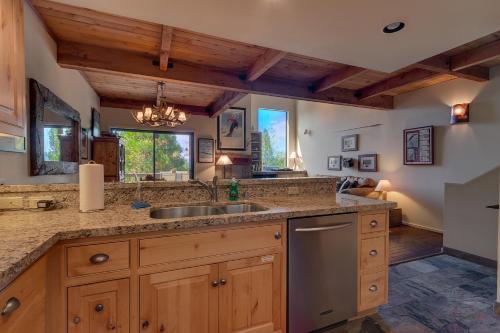una cucina con un lavello e un piano di lavoro di North Shore Lakeside Condo #8 by Tahoe Getaways - Updated 3 Story Condo Near Palisades Resort w HOA! a Tahoe City