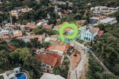 eine Luftansicht einer Stadt mit grünem Symbol in der Unterkunft Casa da Praça Morro de São Paulo in Morro de São Paulo