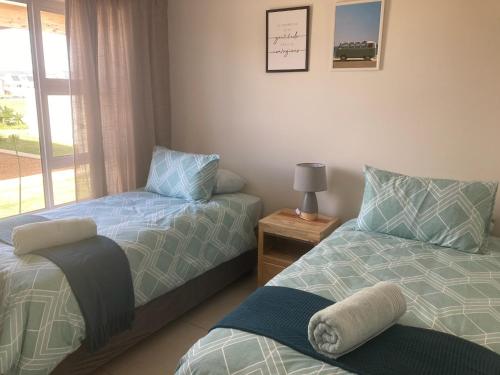 - une chambre avec 2 lits et une fenêtre dans l'établissement Blessed at Ten76 holiday home in Witsand, à Witsand