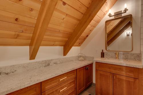 Vannituba majutusasutuses Olympic Valley Hideaway - Newly Remodeled Cabin with Private Hot Tub