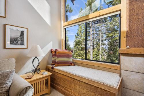 a window seat in a tiny house with a view at Rocky Point # 4 - 2 BR Northstar Condo, Shuttle to Slopes, HOA Amenities! in Truckee