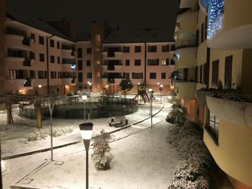 - une cour dans un immeuble d'appartements la nuit dans l'établissement Orea Spiti - Modern Oasis Near Milan, à Assago