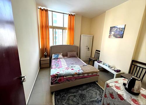 ein kleines Schlafzimmer mit einem Bett und einem Fenster in der Unterkunft Fabulous Luxury Room in Abu Dhabi