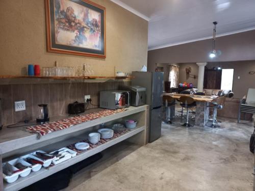 uma cozinha com um balcão com placas e panelas em Kichaka Nyumba em Marloth Park