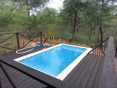 um deque com uma piscina de mergulho no topo de uma casa em Kichaka Nyumba em Marloth Park