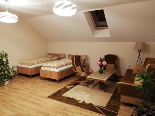 クラクフにあるNoclegi Pod Lasemのベッドルーム1室(ベッド2台付)、リビングルームが備わります。