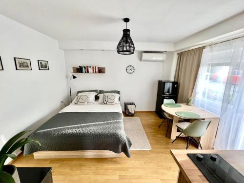 Schlafzimmer mit einem Bett, einem Tisch und einem Schreibtisch in der Unterkunft Soul Apartments in Izola