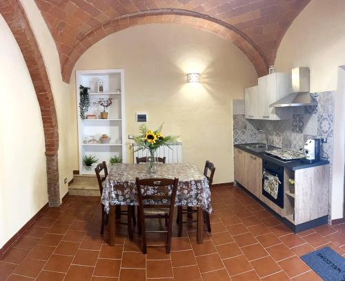 een keuken en eetkamer met een tafel en stoelen bij Podere La Selva in Rapolano Terme