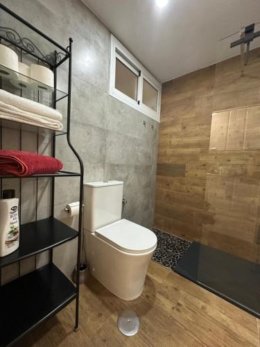 uma casa de banho com WC e beliches em apartamento torrequebrada em Benalmádena