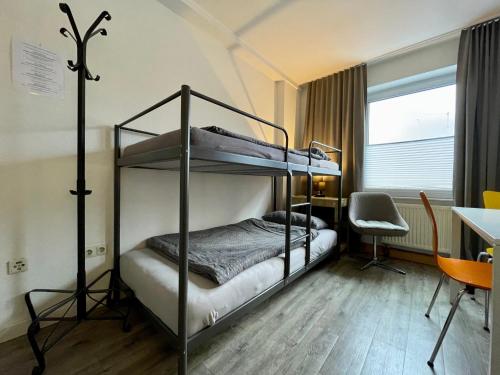 a bedroom with two bunk beds and a desk at WinWin im Westen in Bielefeld