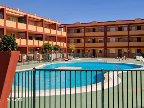 einem Pool vor einem Apartmentgebäude in der Unterkunft Marveo in La Oliva