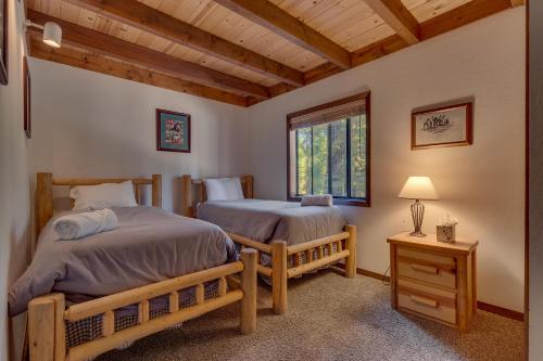 เตียงในห้องที่ Tahoe Woods - Tahoe Park Cabin w Hot Tub, Fireplace, Near Skiing!