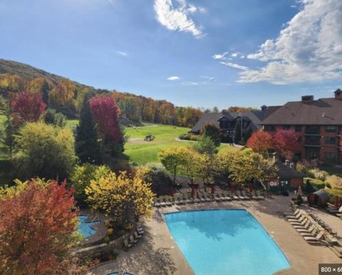 uma vista aérea de uma casa com piscina em Cozy Mountain View Condo em Vernon Township
