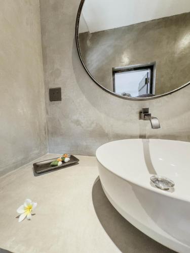 Un baño de Alice in Paradise
