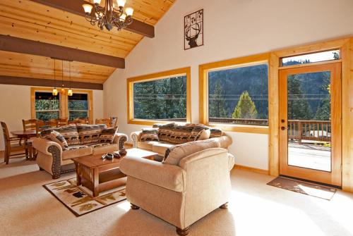 Χώρος καθιστικού στο Valley View at Palisades -4 BR w Mountain Views, Pet-Friendly, and Close to Village