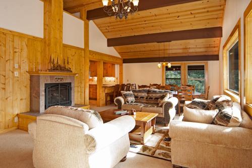 Χώρος καθιστικού στο Valley View at Palisades -4 BR w Mountain Views, Pet-Friendly, and Close to Village