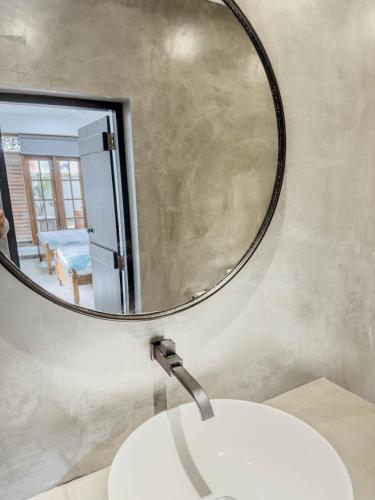 Un baño de Alice in Paradise