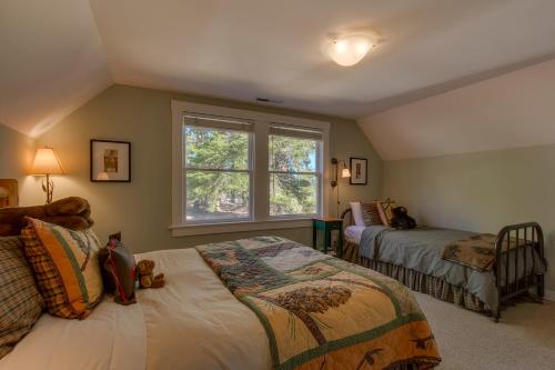 - une chambre avec 2 lits et une fenêtre dans l'établissement Vanni House - Classic Tahoe Style 2 BR - Sleeps 6 - Hot Tub - Near Palisades & Downtown Tahoe City, à Tahoe City