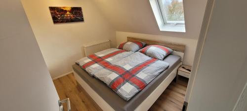 a small bedroom with a bed in a room at LaPurka ll Home in Nordhorn