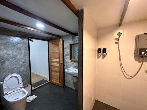 湄宏順的住宿－Jungle guest house，一间带卫生间和水槽的浴室