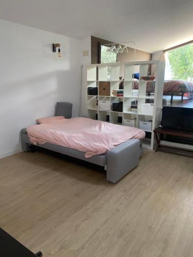 sypialnia z łóżkiem z różową pościelą i lustrem w obiekcie LOFT CAL XURIGUER w mieście Font-Rubí