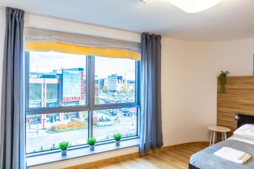 Cama o camas de una habitación en NovaAparts - Just in Center Wrocław Rynek Krawiecka