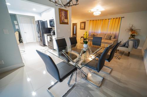 Μια τηλεόραση ή/και κέντρο ψυχαγωγίας στο Chardonnay- Luxe home with pool ,spa and close to equestrian