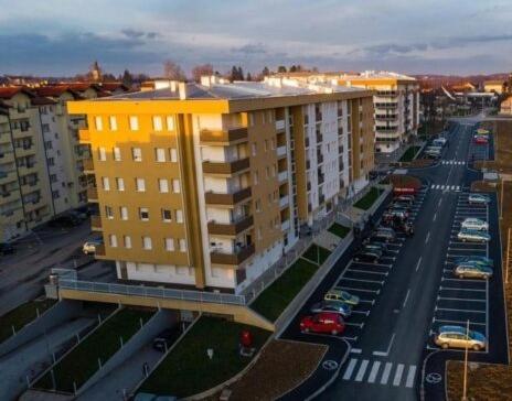 an aerial view of a city street with buildings at Stan na dan Apartman KRISFIL Prnjavor in Prnjavor