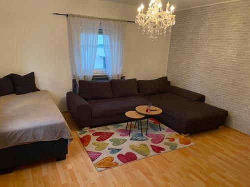 ein Wohnzimmer mit einem Sofa und einem Tisch in der Unterkunft Ferienwohnung Susan-Nur 10 Fahrminuten von Playmobil in Zirndorf