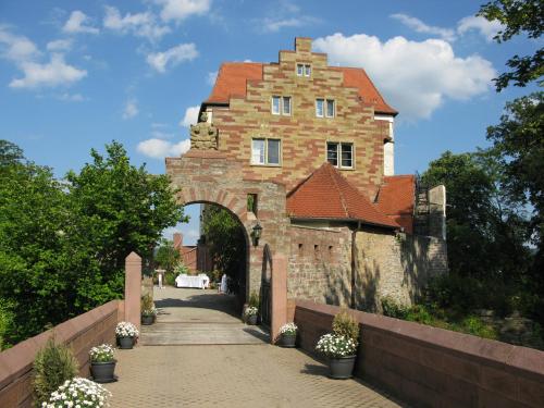 an entrance to an old building with an archway at Eventlocation & Hotel Schloss Neuburg in Obrigheim