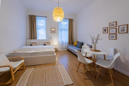 1 dormitorio con cama, mesa y sofá en Vienna my city apartment bright room, en Viena