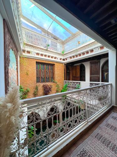 een overdekt balkon met een dakraam in een gebouw bij Riad Elli Marrakech in Marrakesh