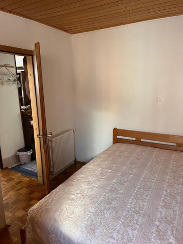 sypialnia z łóżkiem i otwartymi drzwiami w obiekcie Kosuta I8 w mieście Pale