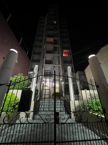 een poort voor een gebouw 's nachts bij Aires del Mar in Santa Teresita