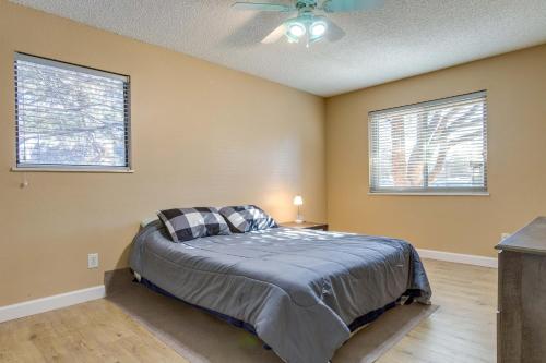 een slaapkamer met een bed en een plafondventilator bij Englewood Condo 2 Mi to Denver Tech Center in Englewood