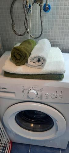 a washing machine with towels on top of it at La Chambre de Boris in Madrid