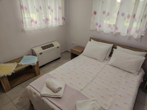 ein Schlafzimmer mit einem großen Bett und einer Klimaanlage in der Unterkunft Sea Breeze ena in Korakokhórion