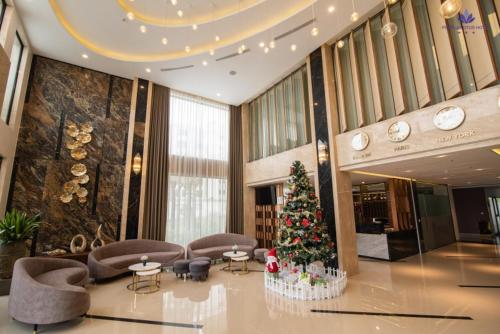 a christmas tree in the middle of a lobby at Iris Hotel in Cái Răng