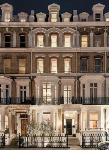 a large white building with a lot of windows at Cosy High-ceiling Victorian flat with balcony - 2mins to Hyde Park, Kensington Palace, NottingHill, High Street Kensington,2BR 2Baths in London