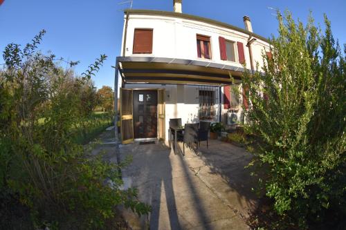 a house with a wrap around porch on a street at Casa Alice in Raccano