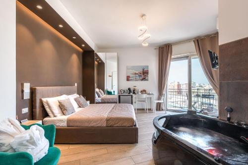 Habitación de hotel con cama y bañera en Capruzzi Guest House, en Bari