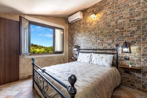 - une chambre avec un lit dans un mur en briques dans l'établissement Il Cantuccio Toscano, à Palaia