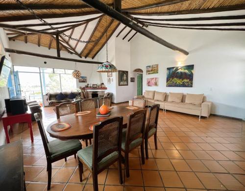 comedor y sala de estar con mesa y sillas en Casa chalet Campestre 2km, en Villa de Leyva